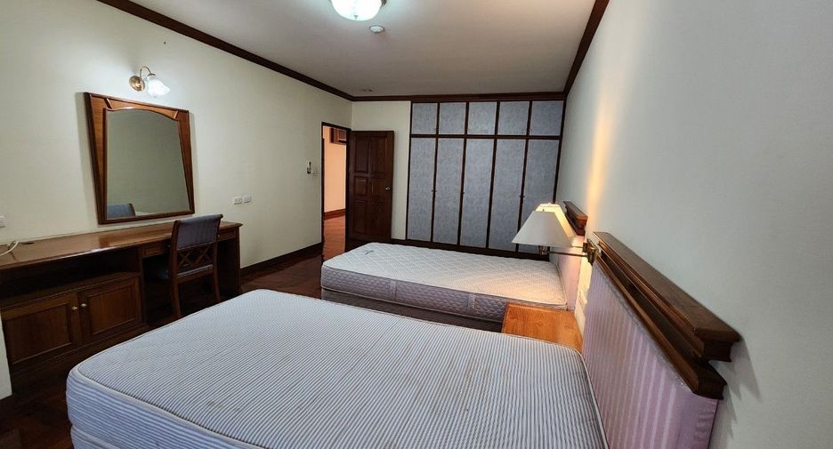 For rent 3 bedrooms apartment in Khlong Toei, Bangkok