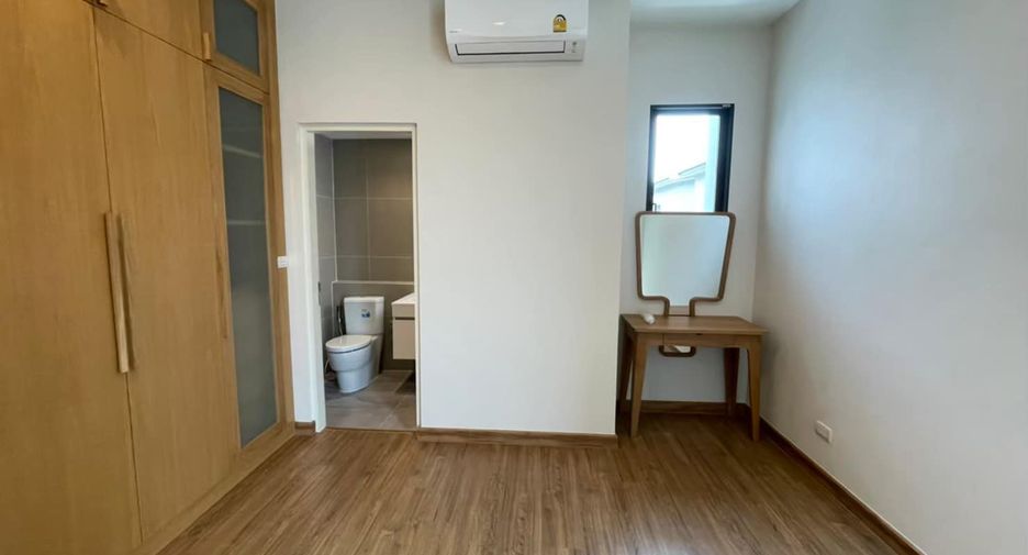 For rent and for sale 4 bedrooms house in Lat Phrao, Bangkok