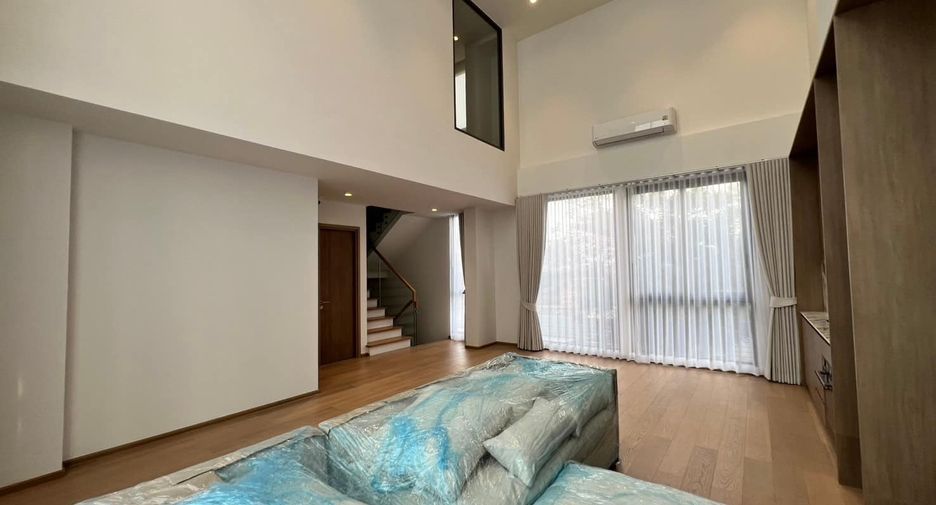 For rent 3 bedrooms house in Phra Khanong, Bangkok