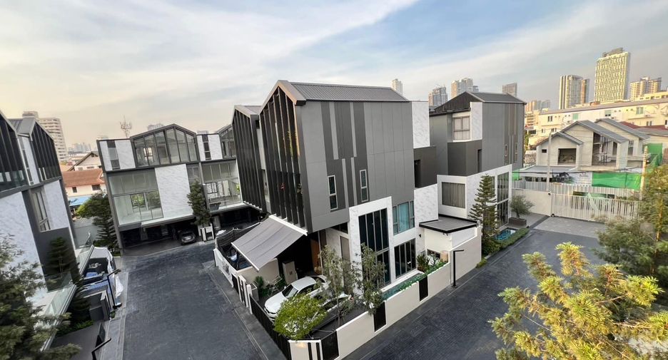 For rent 3 bedrooms house in Phra Khanong, Bangkok