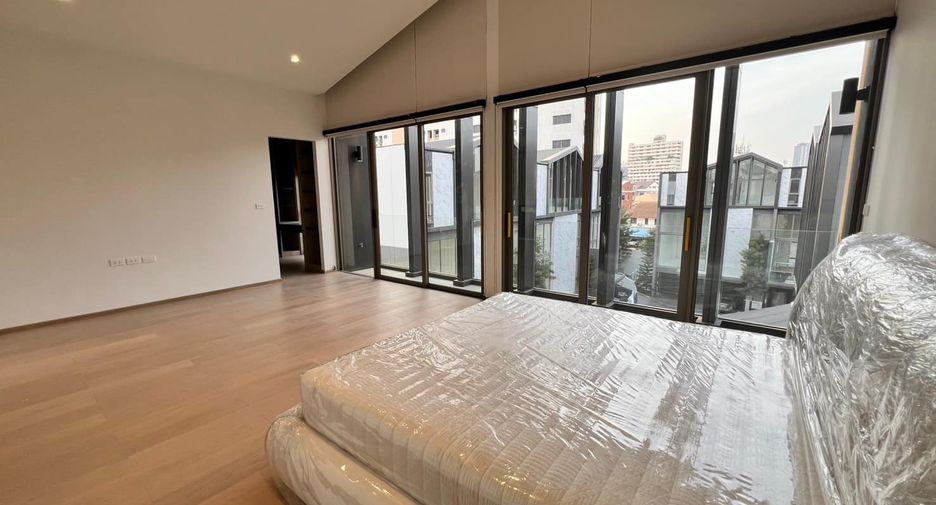 For rent 3 bedrooms house in Phra Khanong, Bangkok