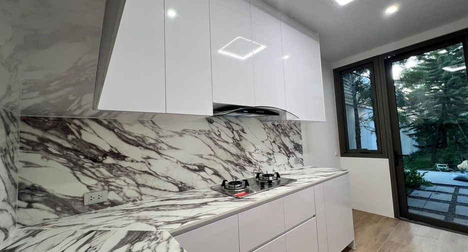 For rent 3 bedrooms house in Phra Khanong, Bangkok