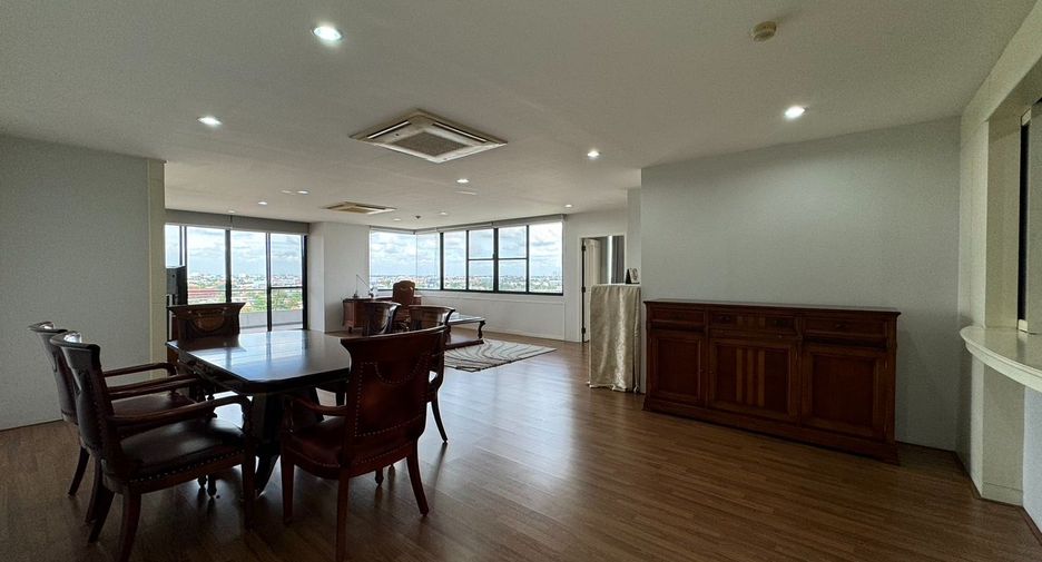 For rent 3 bed condo in Mueang Nonthaburi, Nonthaburi