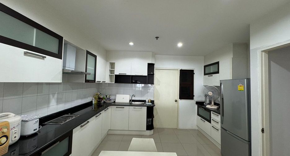 For rent 3 bed condo in Mueang Nonthaburi, Nonthaburi