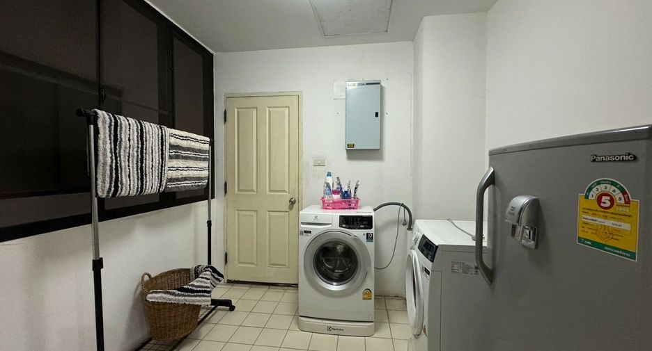 For rent 3 bed condo in Mueang Nonthaburi, Nonthaburi