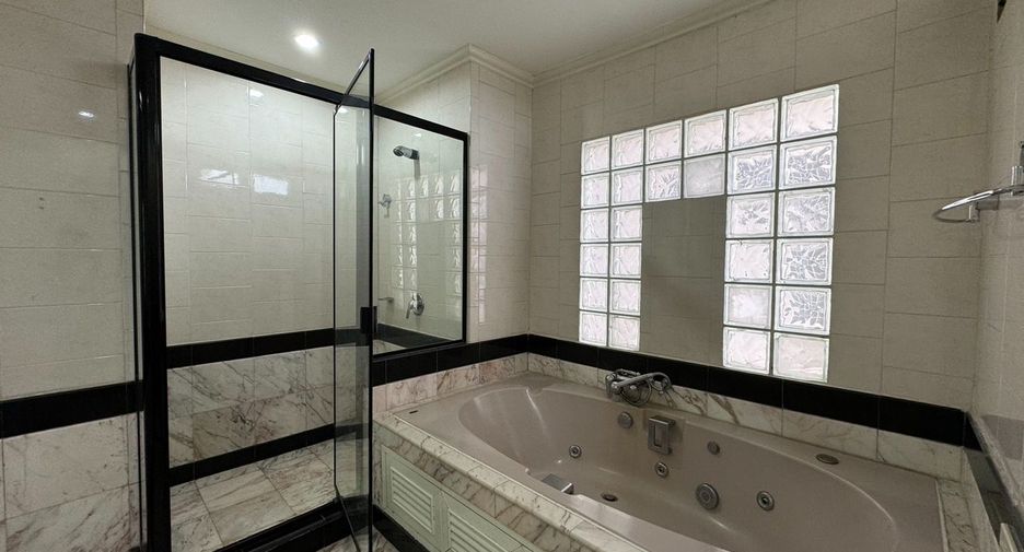 For rent 3 bed condo in Mueang Nonthaburi, Nonthaburi