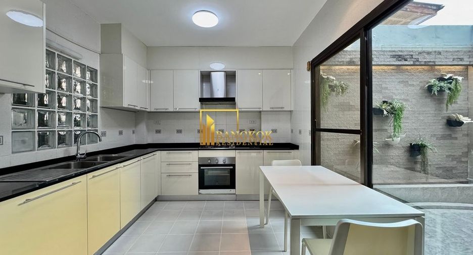 For rent 3 bedrooms townhouse in Khlong Toei, Bangkok