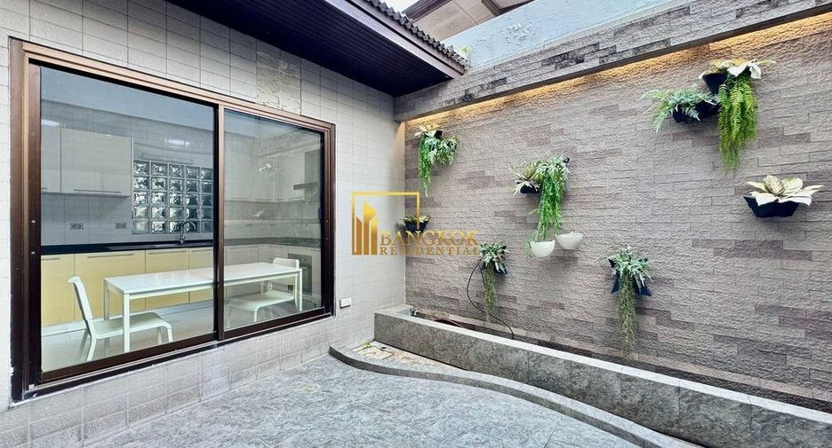 For rent 3 bedrooms townhouse in Khlong Toei, Bangkok