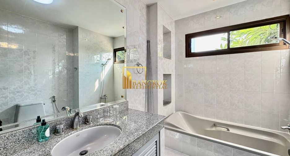 For rent 3 bedrooms townhouse in Khlong Toei, Bangkok