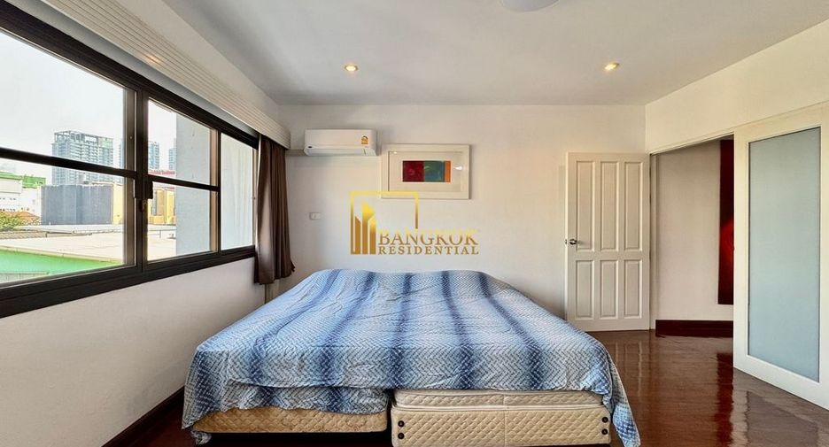 For rent 3 bedrooms townhouse in Khlong Toei, Bangkok