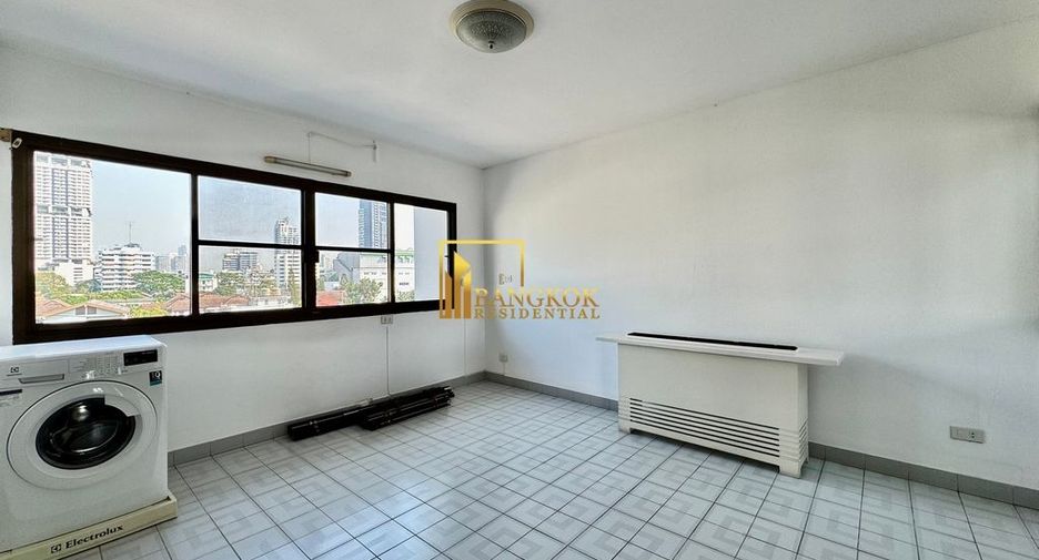For rent 3 bedrooms townhouse in Khlong Toei, Bangkok