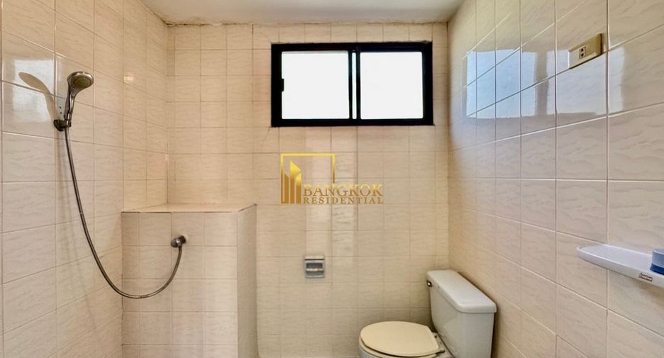 For rent 3 bedrooms townhouse in Khlong Toei, Bangkok
