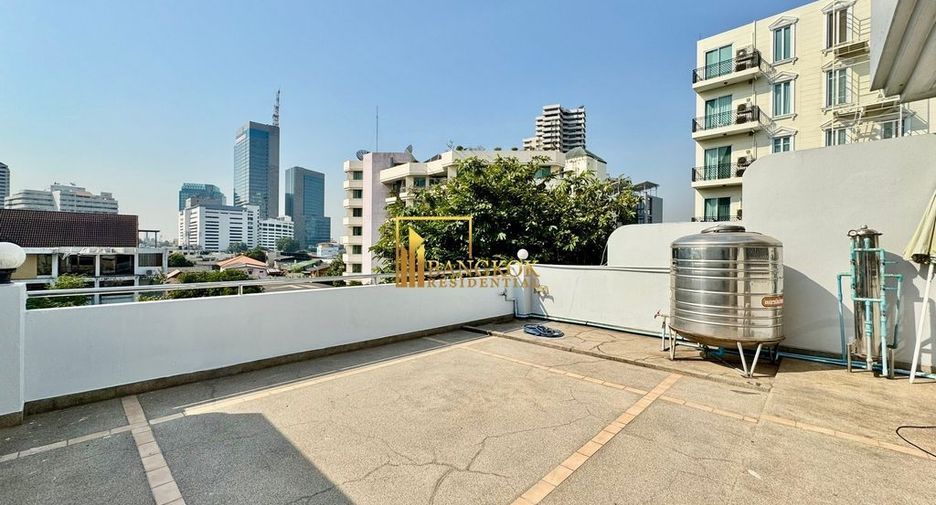 For rent 3 bedrooms townhouse in Khlong Toei, Bangkok