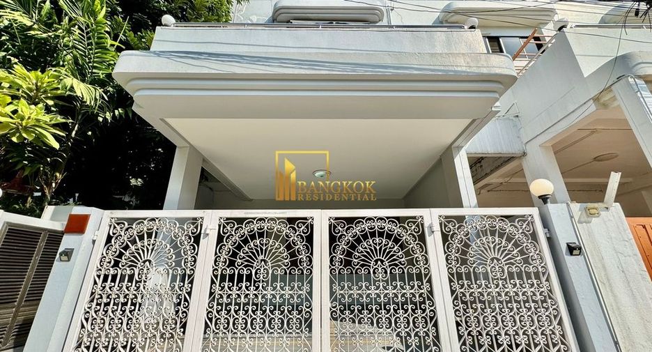 For rent 3 bedrooms townhouse in Khlong Toei, Bangkok