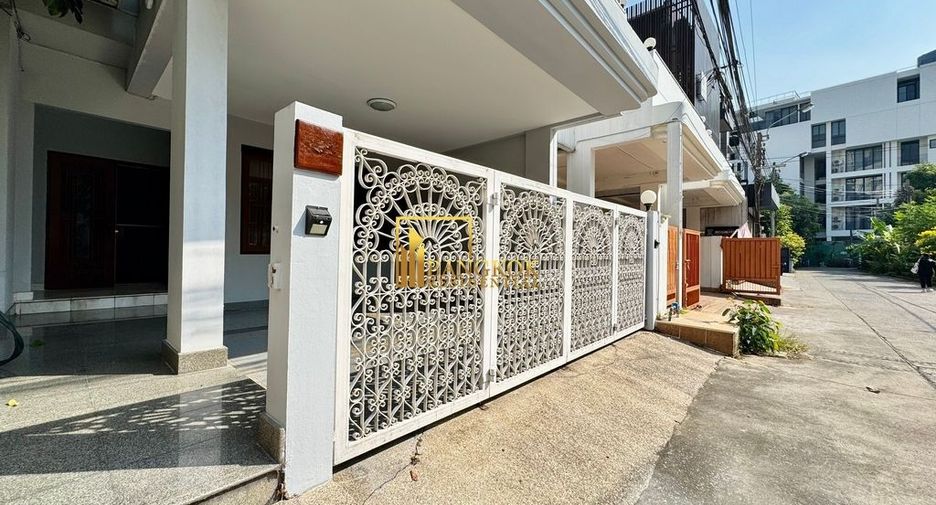 For rent 3 bedrooms townhouse in Khlong Toei, Bangkok