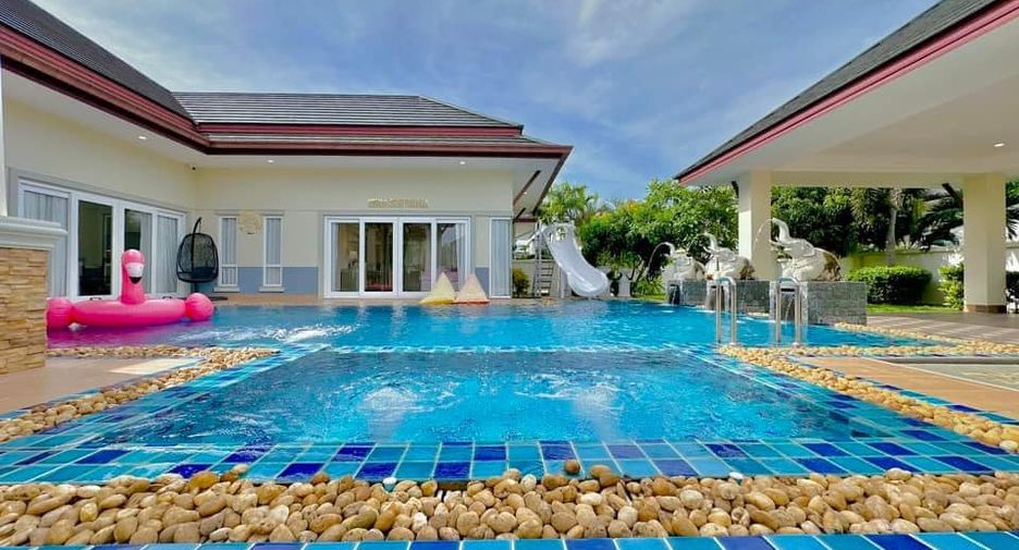 Villa en alquiler y en venta de 4 habitaciones en Bang Lamung, Chonburi