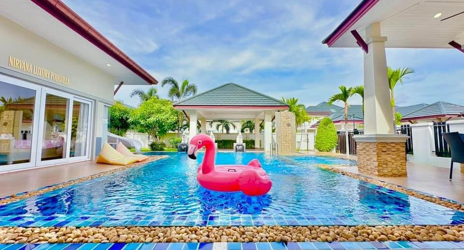 Villa en alquiler y en venta de 4 habitaciones en Bang Lamung, Chonburi