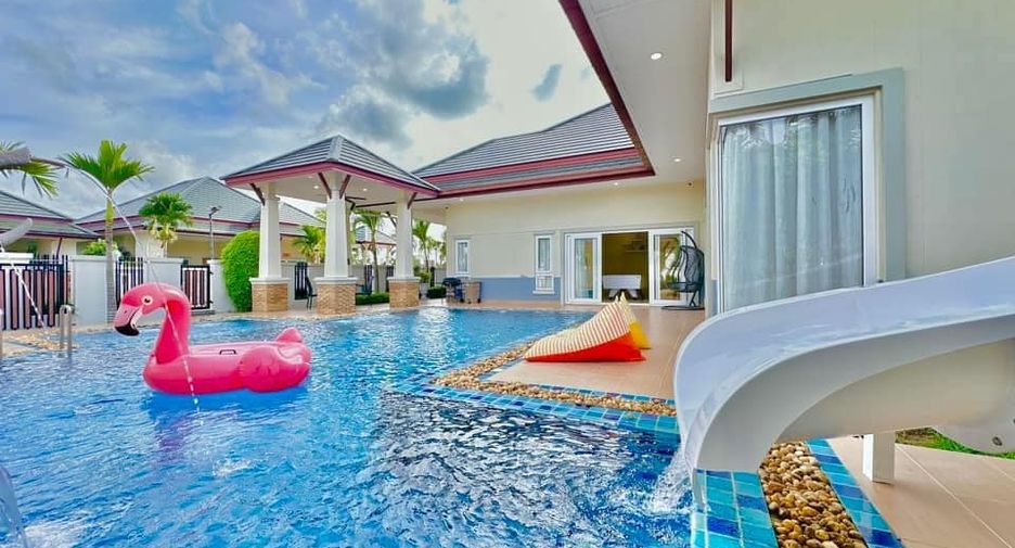 Villa en alquiler y en venta de 4 habitaciones en Bang Lamung, Chonburi