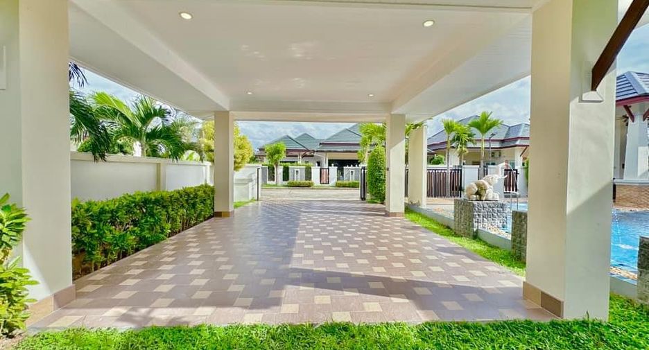 Villa en alquiler y en venta de 4 habitaciones en Bang Lamung, Chonburi