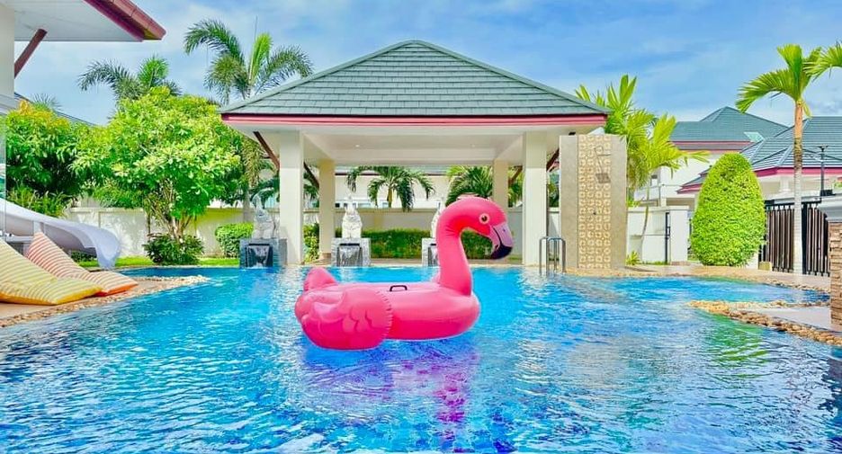 Villa en alquiler y en venta de 4 habitaciones en Bang Lamung, Chonburi