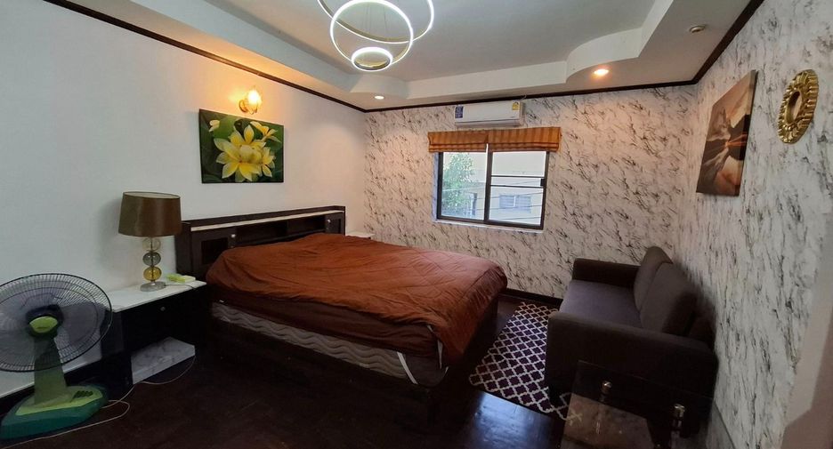 À louer et à vendre 4 chambres maison de ville à Bang Lamung, Chonburi
