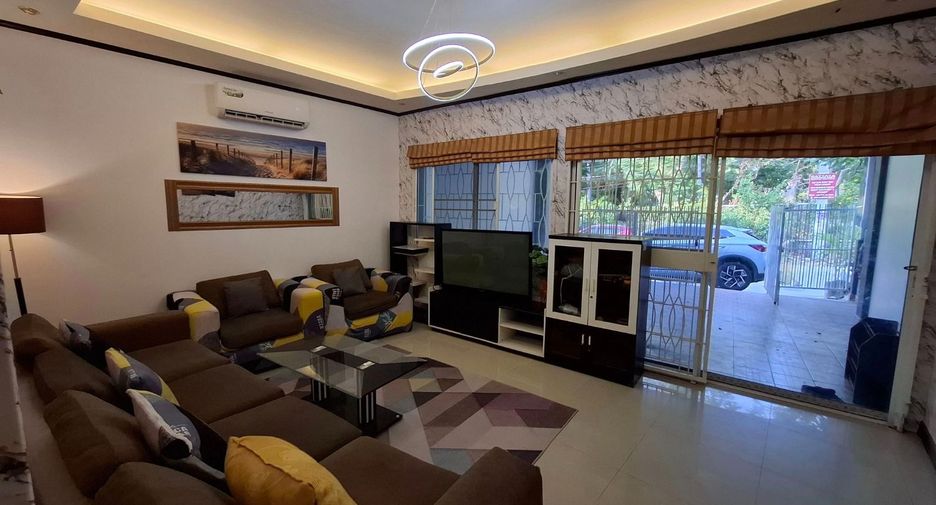 À louer et à vendre 4 chambres maison de ville à Bang Lamung, Chonburi