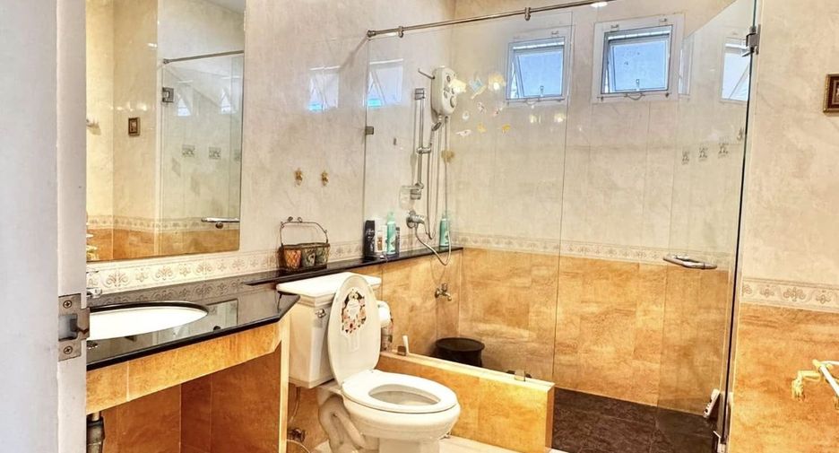 For sale 4 bedrooms house in Mueang Chiang Mai, Chiang Mai
