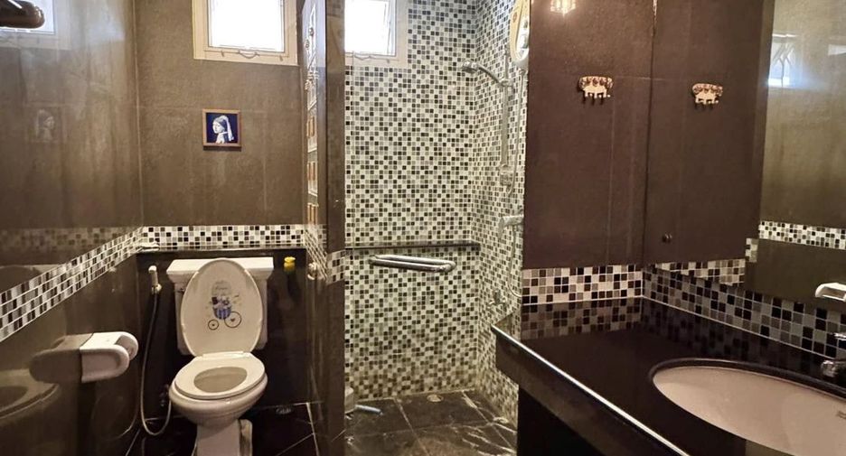 For sale 4 bedrooms house in Mueang Chiang Mai, Chiang Mai