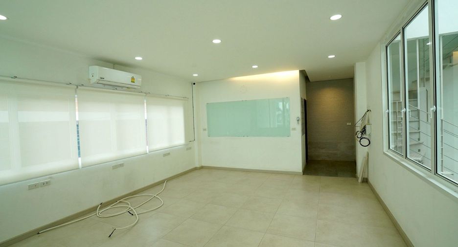 For sale 3 bedrooms retail Space in Mueang Chiang Mai, Chiang Mai