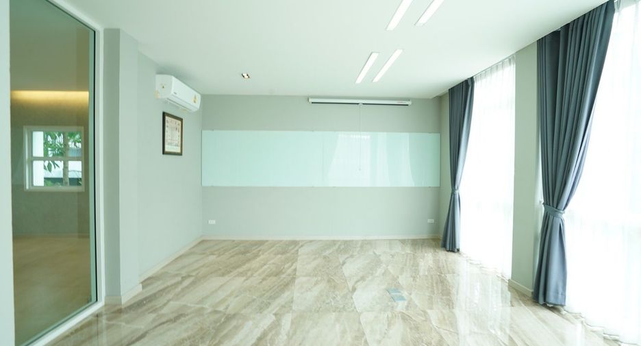 For sale 3 bedrooms retail Space in Mueang Chiang Mai, Chiang Mai