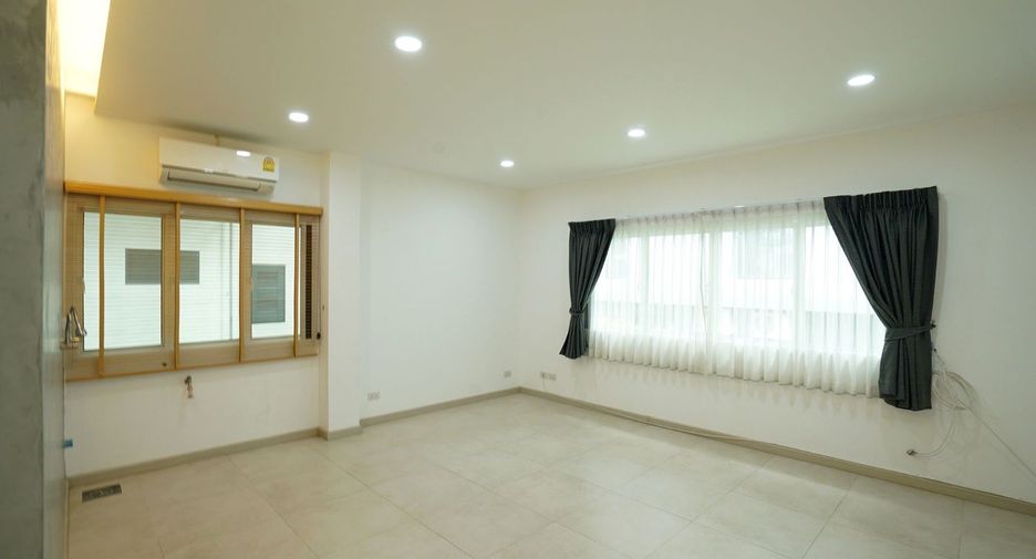 For sale 3 bedrooms retail Space in Mueang Chiang Mai, Chiang Mai