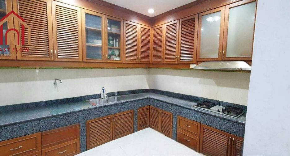 For sale 9 bedrooms townhouse in Phasi Charoen, Bangkok