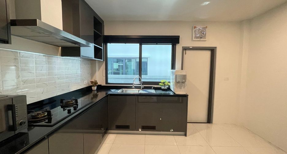 Casa en alquiler de 4 habitaciones en Bang Phli, Samut Prakan