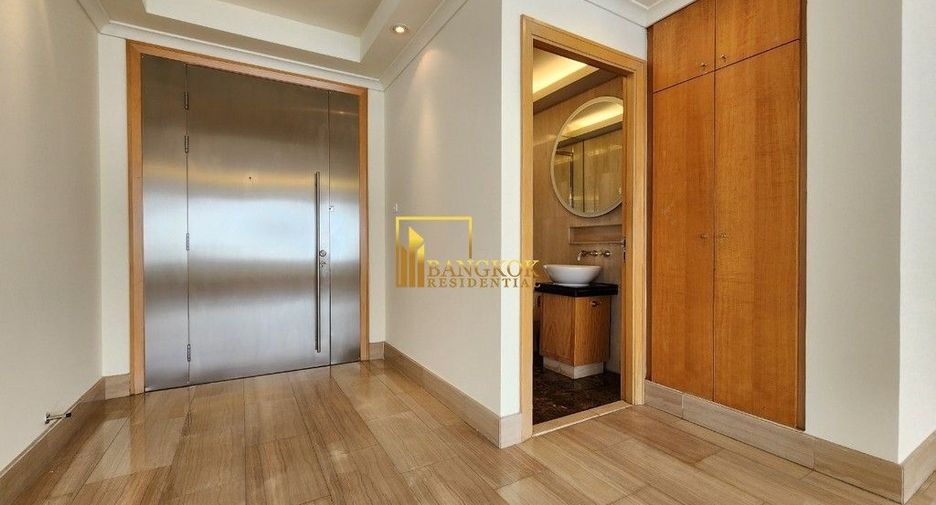 For rent 4 bedrooms condo in Pathum Wan, Bangkok