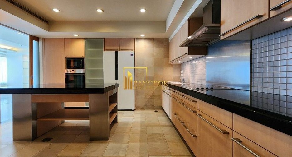 For rent 4 bedrooms condo in Pathum Wan, Bangkok