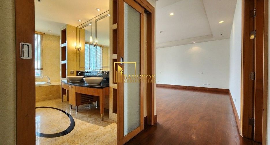 For rent 4 bedrooms condo in Pathum Wan, Bangkok
