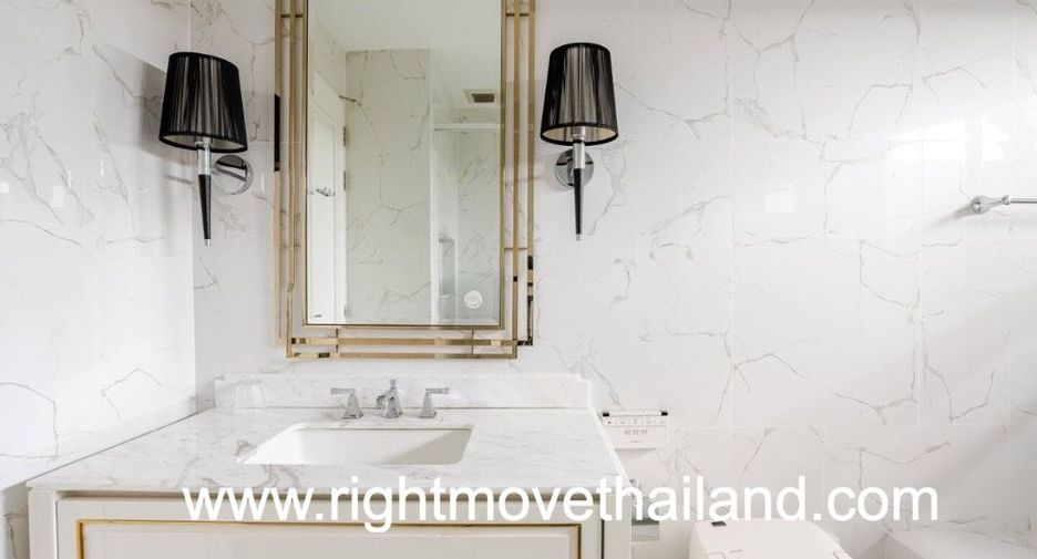 Casa en alquiler y en venta de 4 habitaciones en Bang Khen, Bangkok