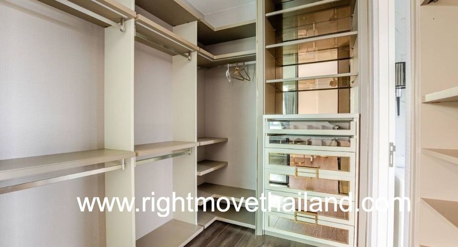 Casa en alquiler y en venta de 4 habitaciones en Bang Khen, Bangkok