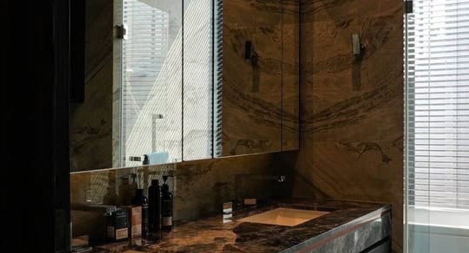 Condo en alquiler y en venta de 3 habitaciones en Khlong Toei, Bangkok