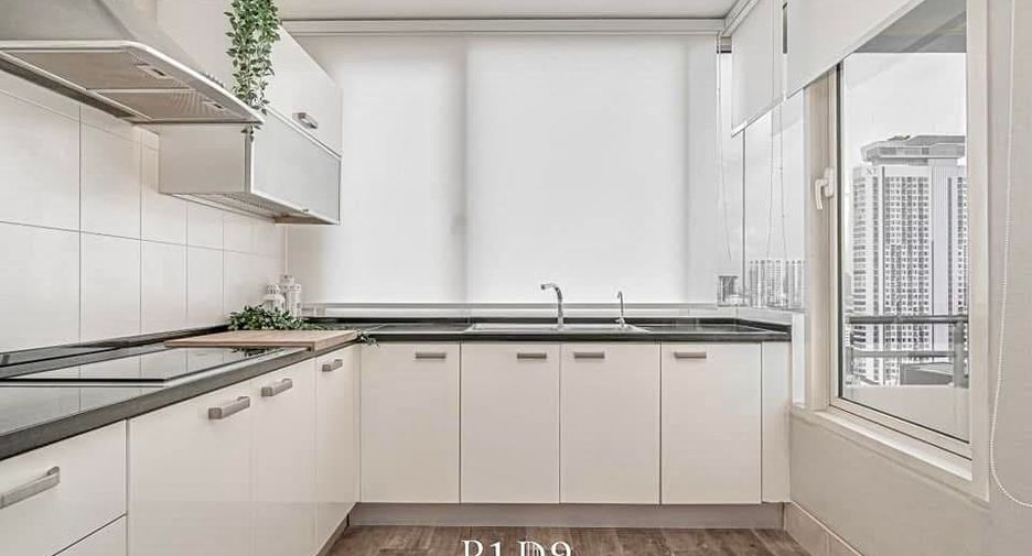 For sale 3 bedrooms condo in Watthana, Bangkok