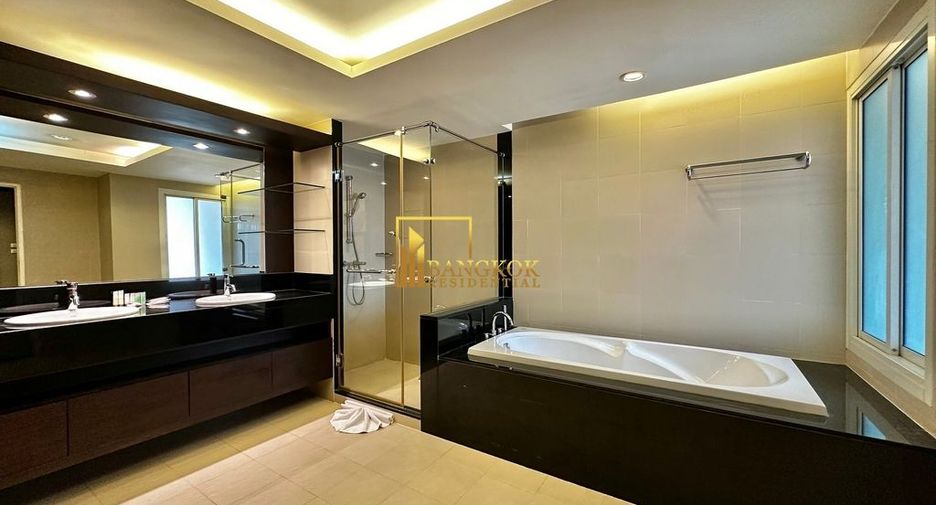 For rent 3 bedrooms serviced apartment in Yan Nawa, Bangkok