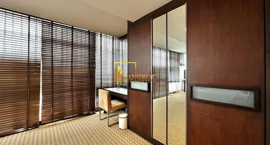 For rent 3 bedrooms serviced apartment in Yan Nawa, Bangkok