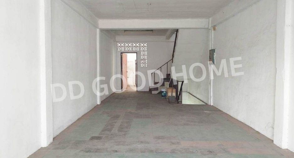 For sale 3 bedrooms retail Space in Chom Thong, Bangkok
