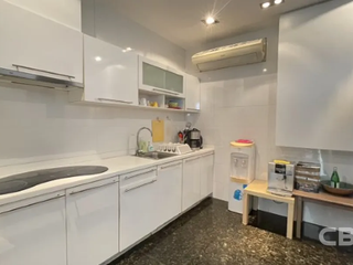 For sale 4 bedrooms condo in Watthana, Bangkok