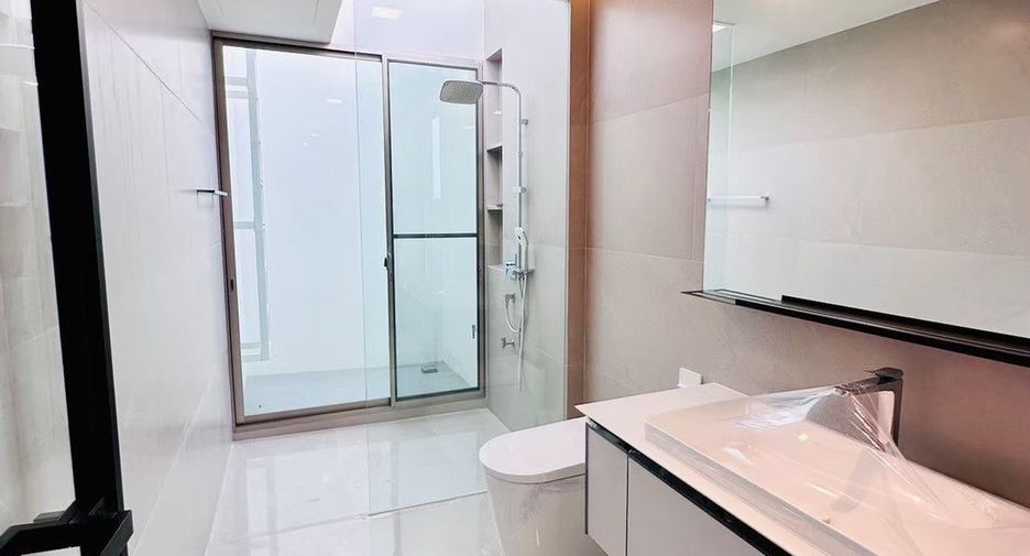 For rent and for sale 3 bedrooms house in Saphan Sung, Bangkok