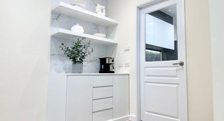 For rent 3 bedrooms condo in Pathum Wan, Bangkok