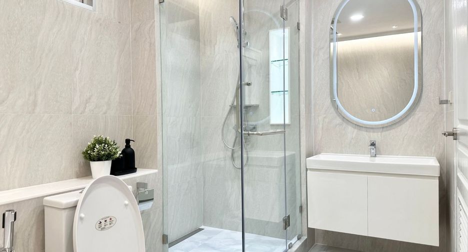 For rent 3 bedrooms condo in Pathum Wan, Bangkok