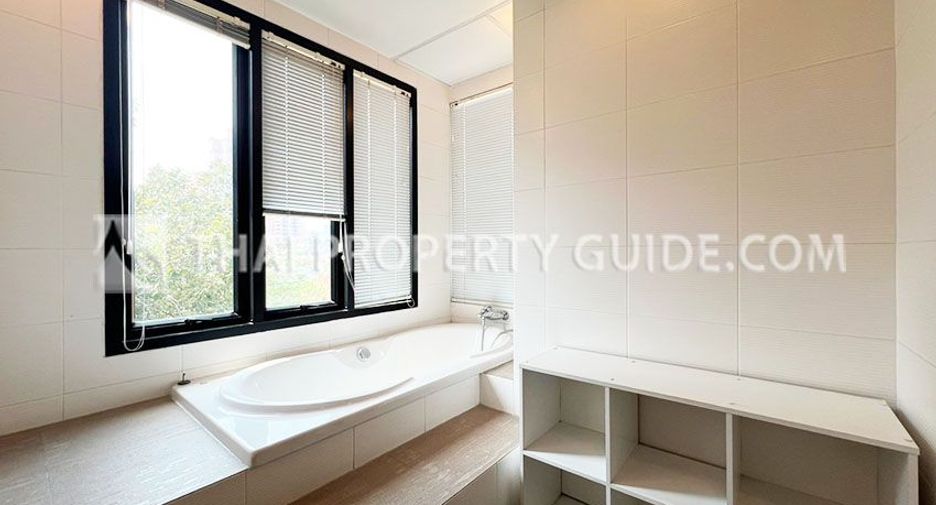 For rent 3 bedrooms apartment in Khlong Toei, Bangkok