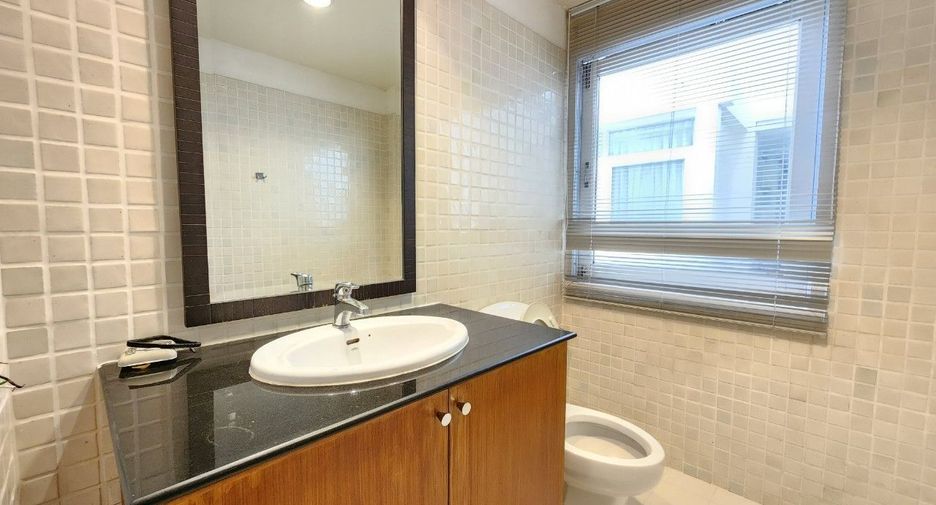 For rent 2 bedrooms apartment in Pathum Wan, Bangkok
