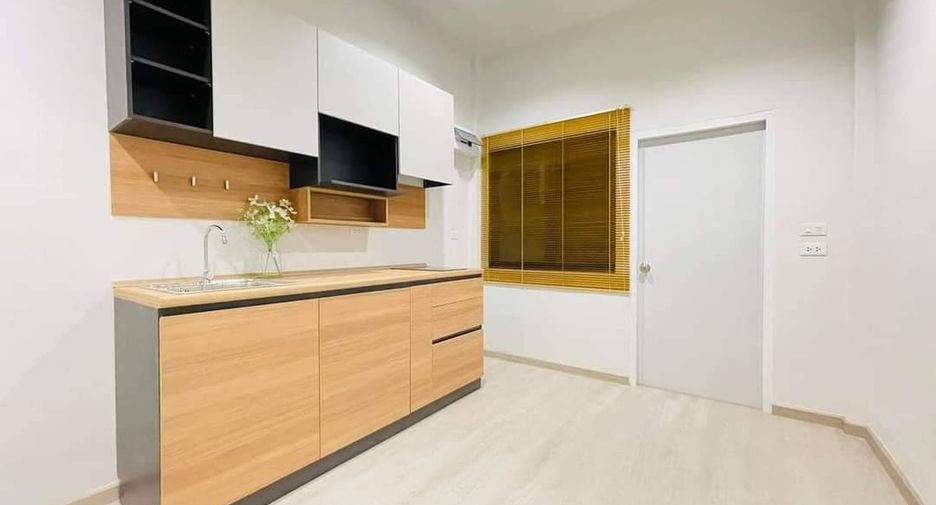 Casa adosada en venta de 2 habitaciones en Bang Lamung, Chonburi